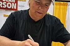 Richard Dean Anderson signing an autograph at MegaCon Orlando