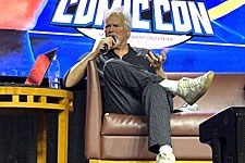 Richard Dean Anderson seated and speaking on stage at South Texas Comic Con