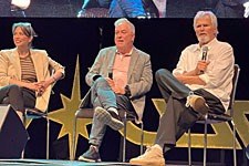 Richard Dean Anderson speaking with fellow guests on the FedCon stage