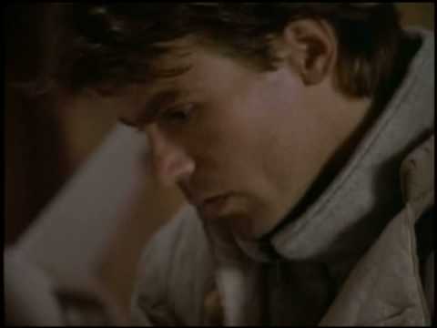 Richard Dean Anderson as MacGyver in the pilot episode